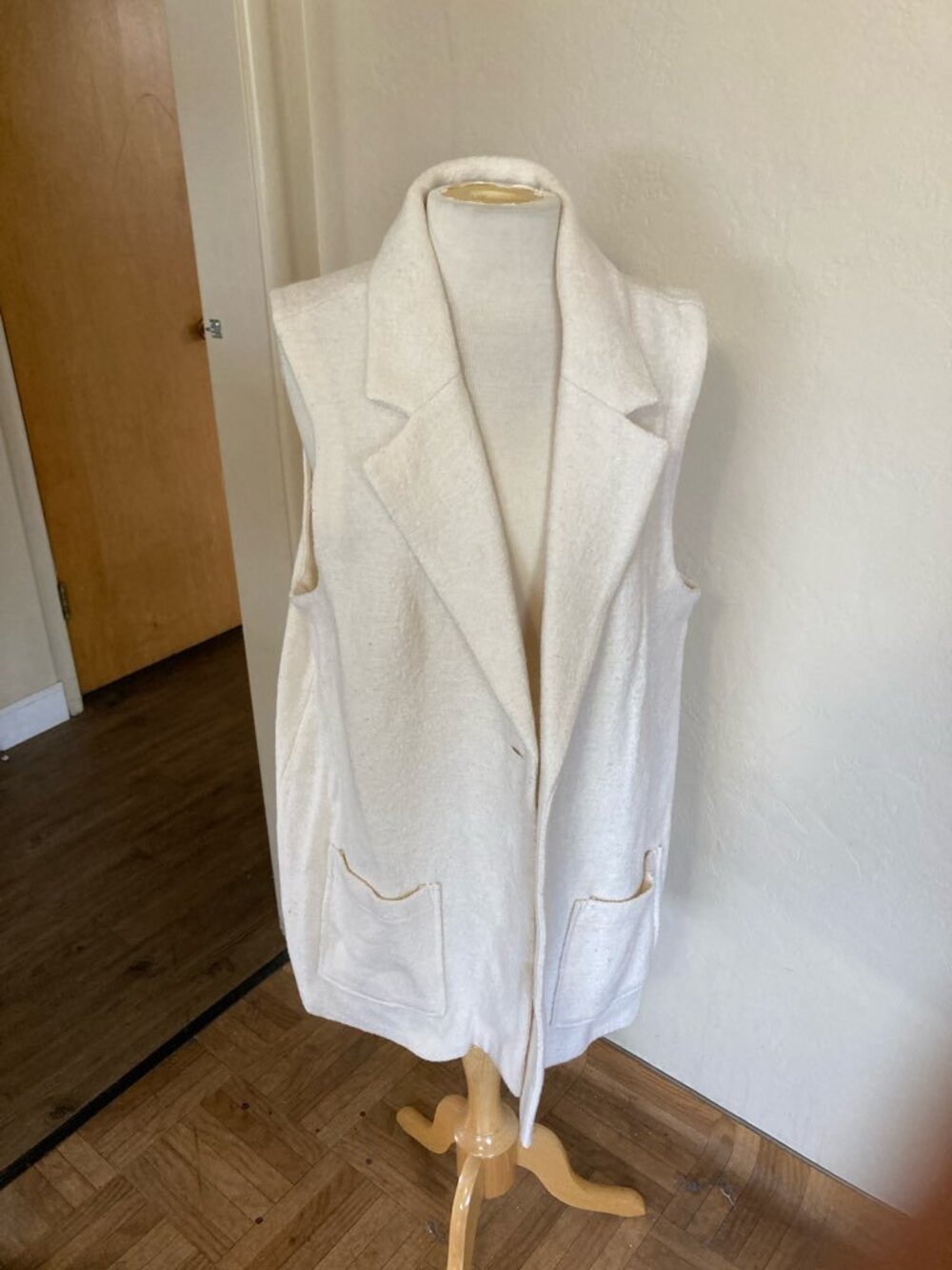 Tahari White wool classic sleeveless